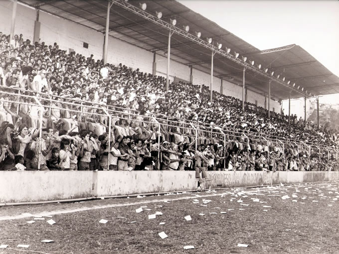 Arquibancada do antigo estádio Christiano Ozório, onde são hoje as quadras de tênis da sede social.