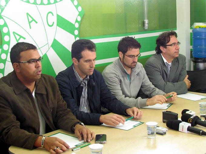 Alex Joaquim (gerente), Léo Condé (treinador), Franco Martins (vice-presidente) e Agnaldo Augusto (diretor)