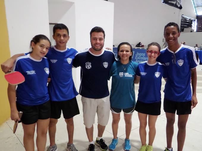 Alexandre Felippe (centro) com os atletas da seleção mineira de tênis de mesa e a campeão latino-americana Lígia Silva.