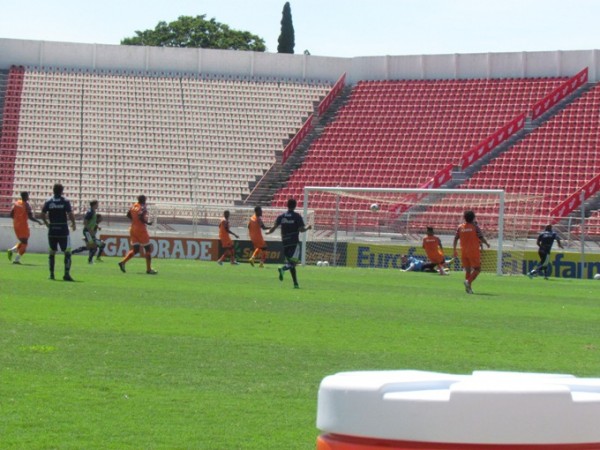 Gol de Luiz Eduardo depois de cruzamento de Andrezinho e rebote de Zambi.