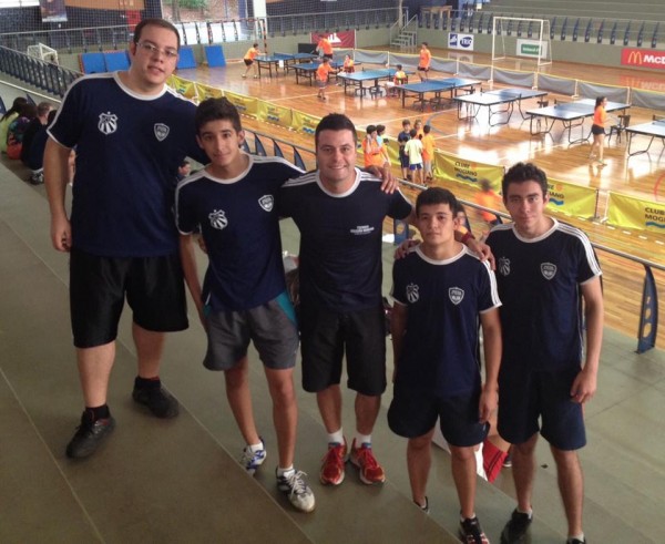 Os atletas Tales, Gabriel, Lucas e Bruno e o treinador Alexandre Felippe na competição do final de semana