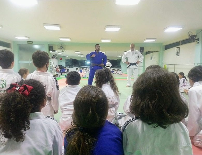 Kennedy, paratleta da Seleção Brasileira, participa de treino com judocas da Caldense e inspira aluna
