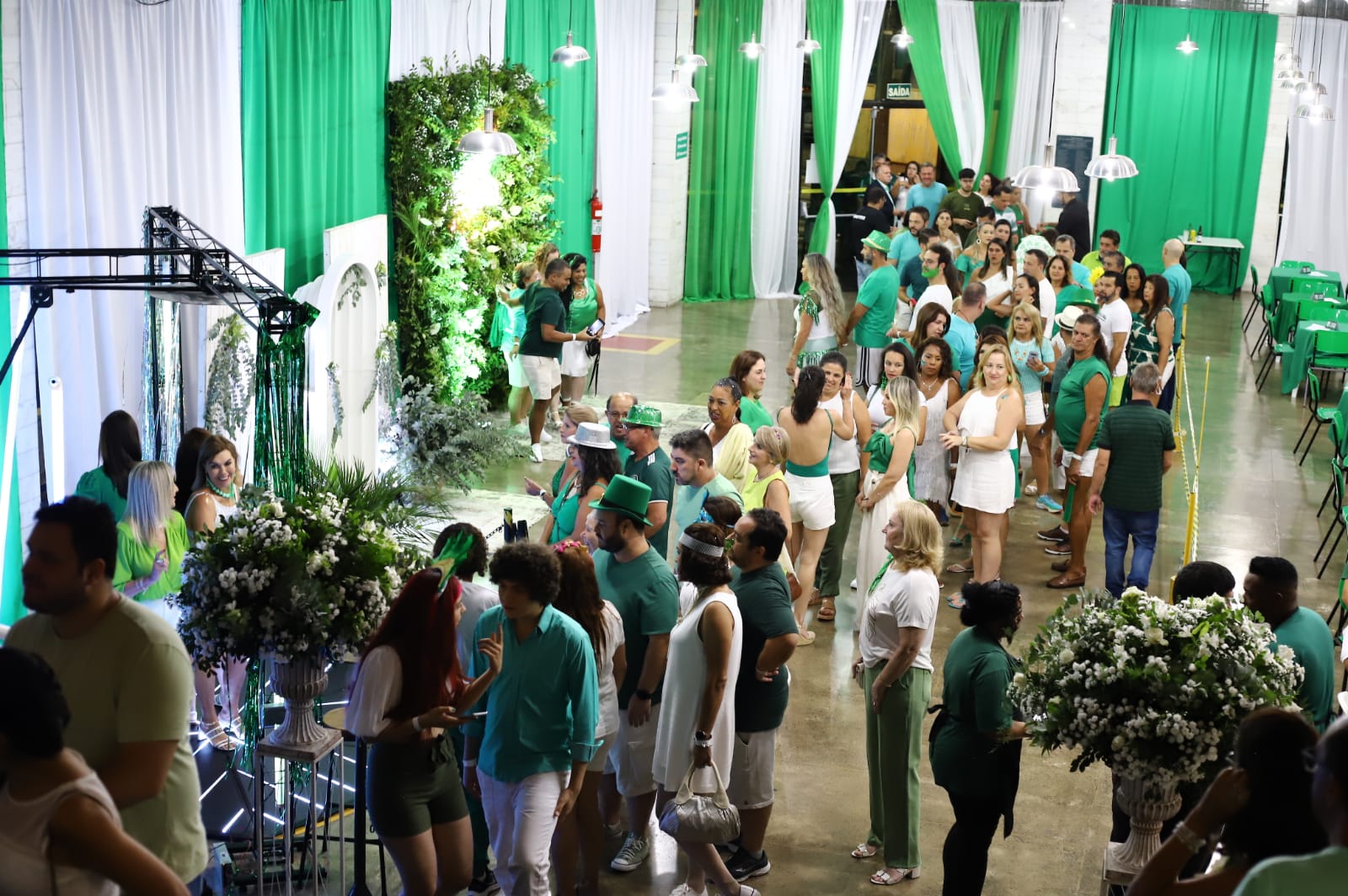 Baile Verde e Branco tem ingressos esgotados e atrai 700 pessoas