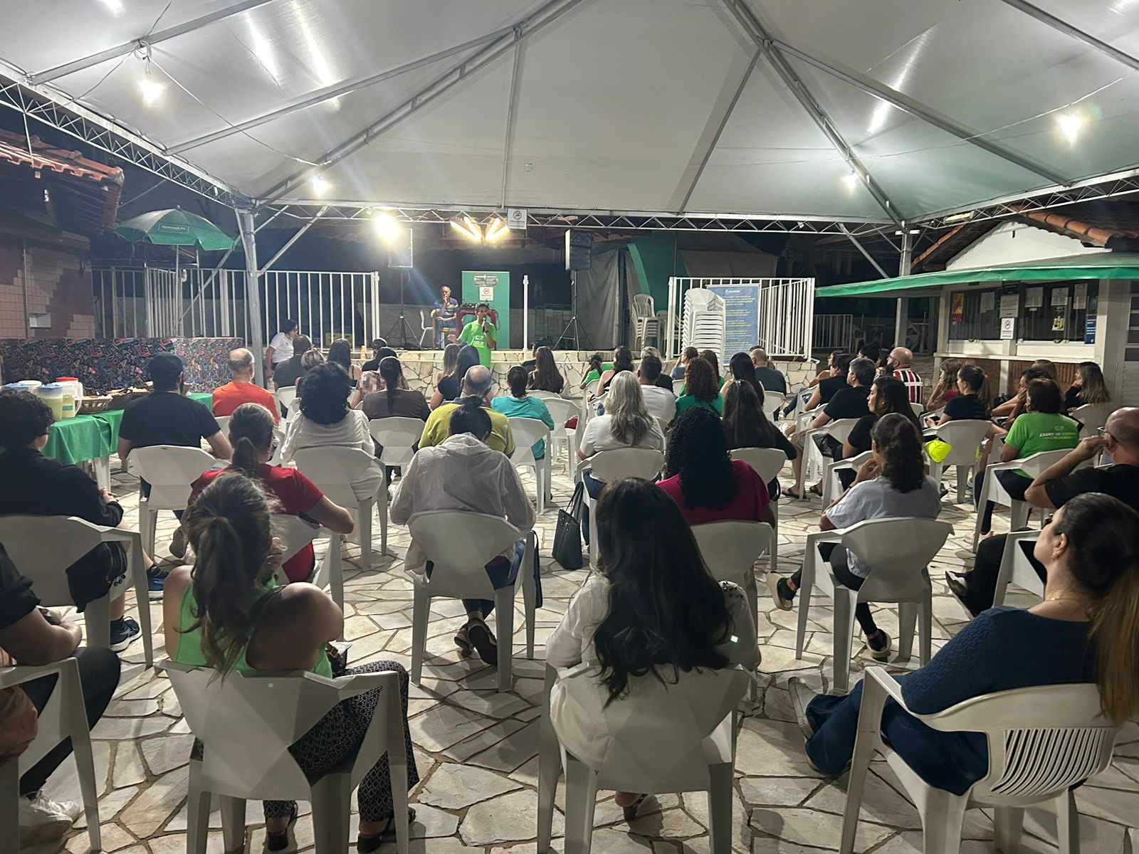 Pais de atletas do vôlei da Caldense participam de reunião com professores da modalidade