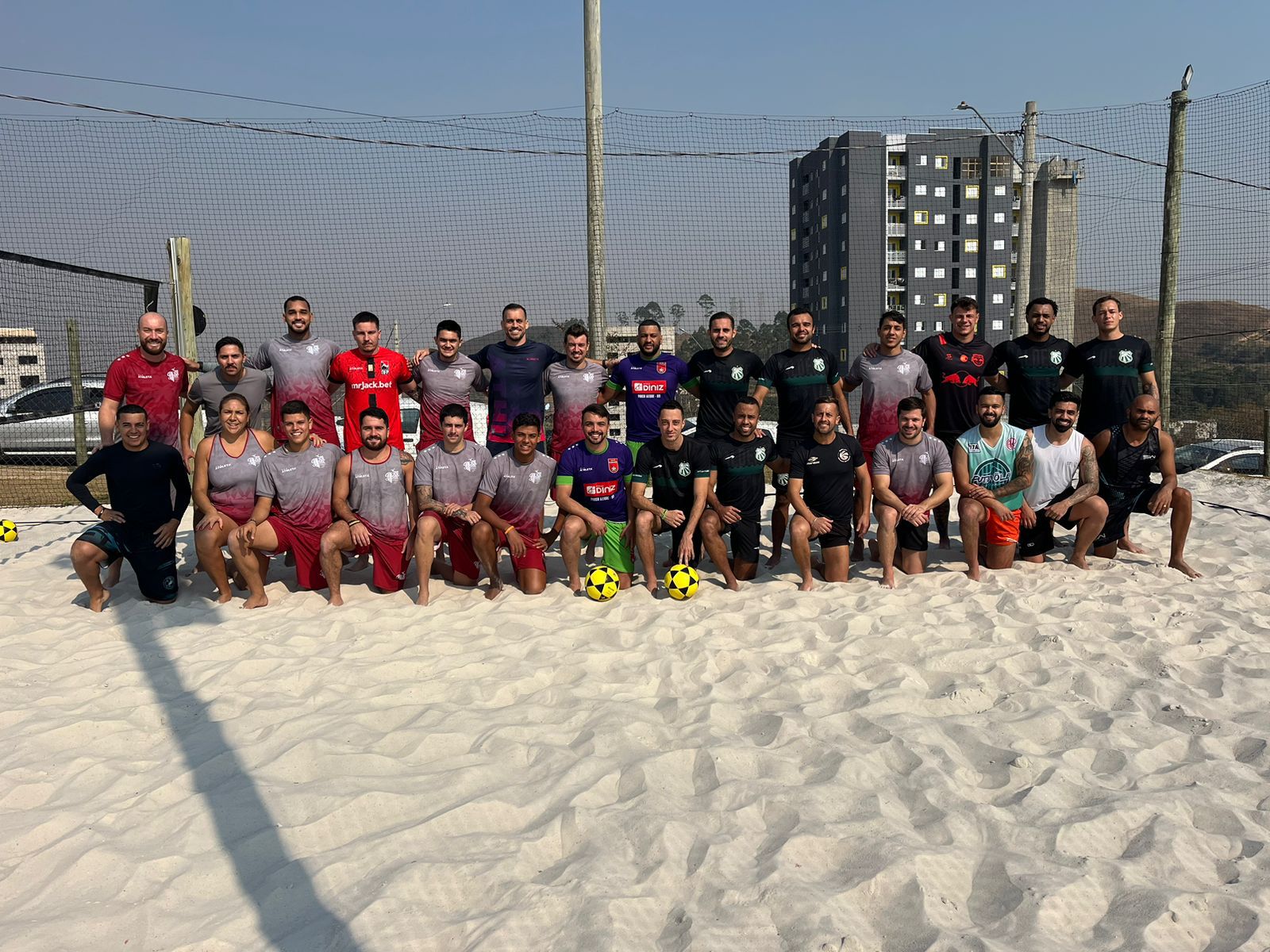 Atletas da Caldense participam de torneio de futevôlei