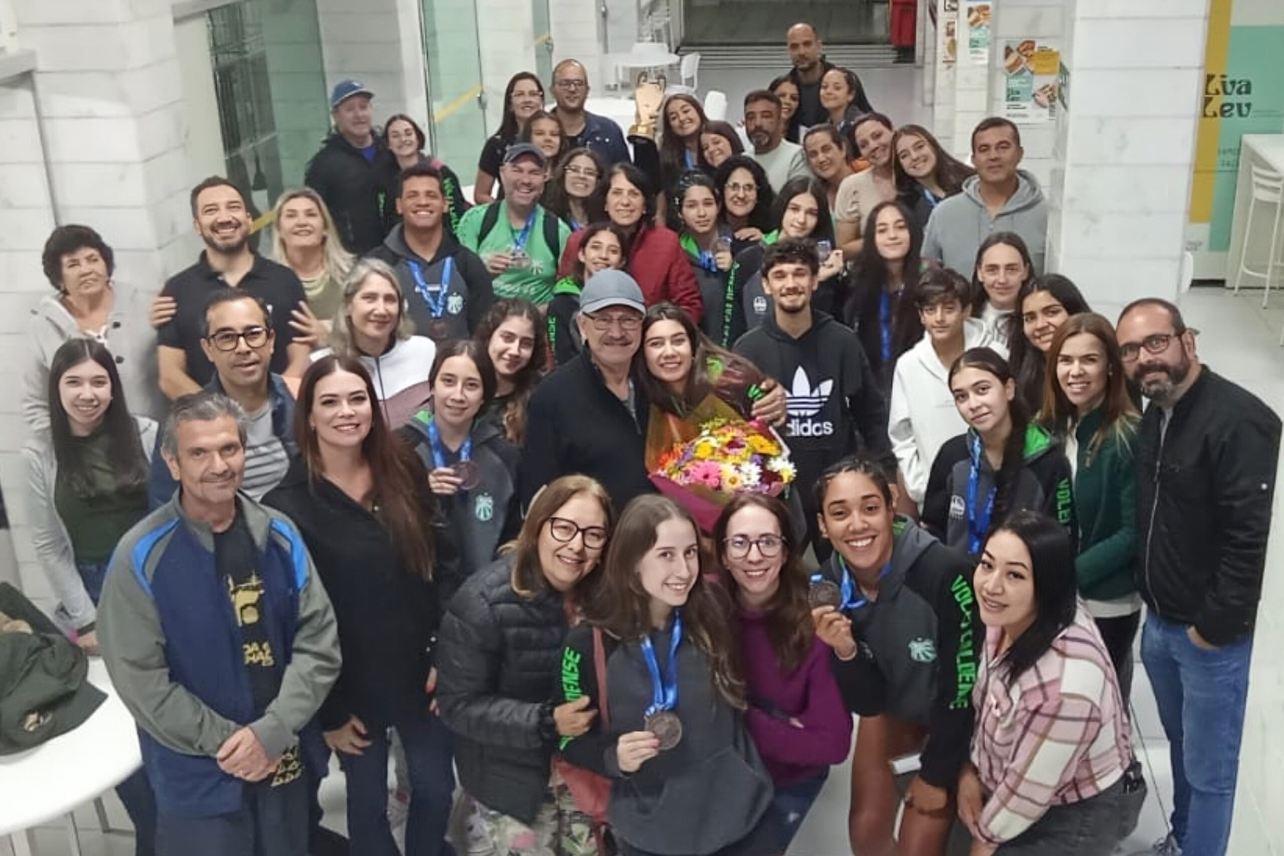 Familiares recebem atletas e comissão técnica com uma calorosa recepção na Caldense após retorno da Taça Paraná de Voleibol 2025
