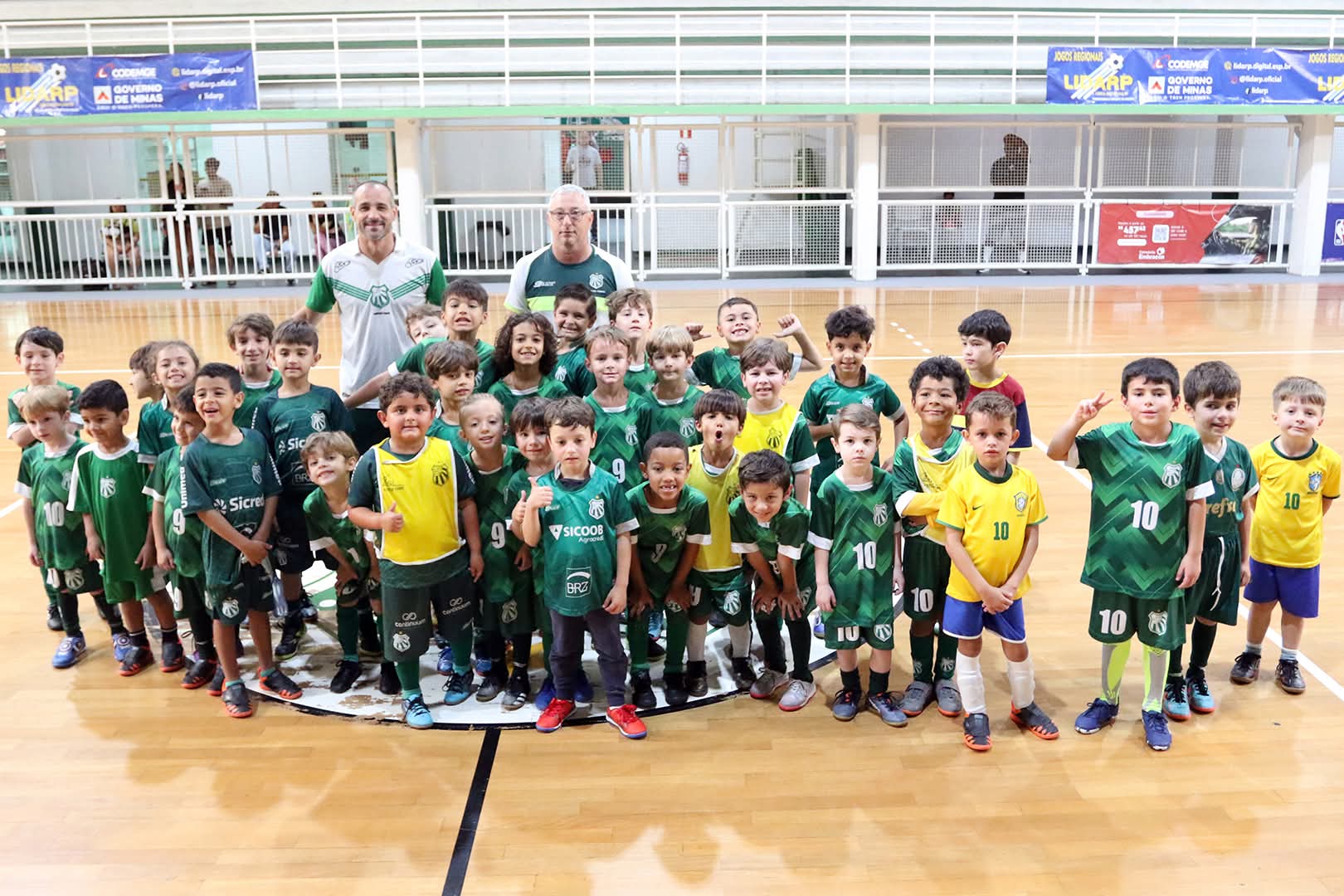 Atletas do Festival Interno de Futsal Antônio Bento Gonçalves, Sub-6 e Sub-8, recebem premiações