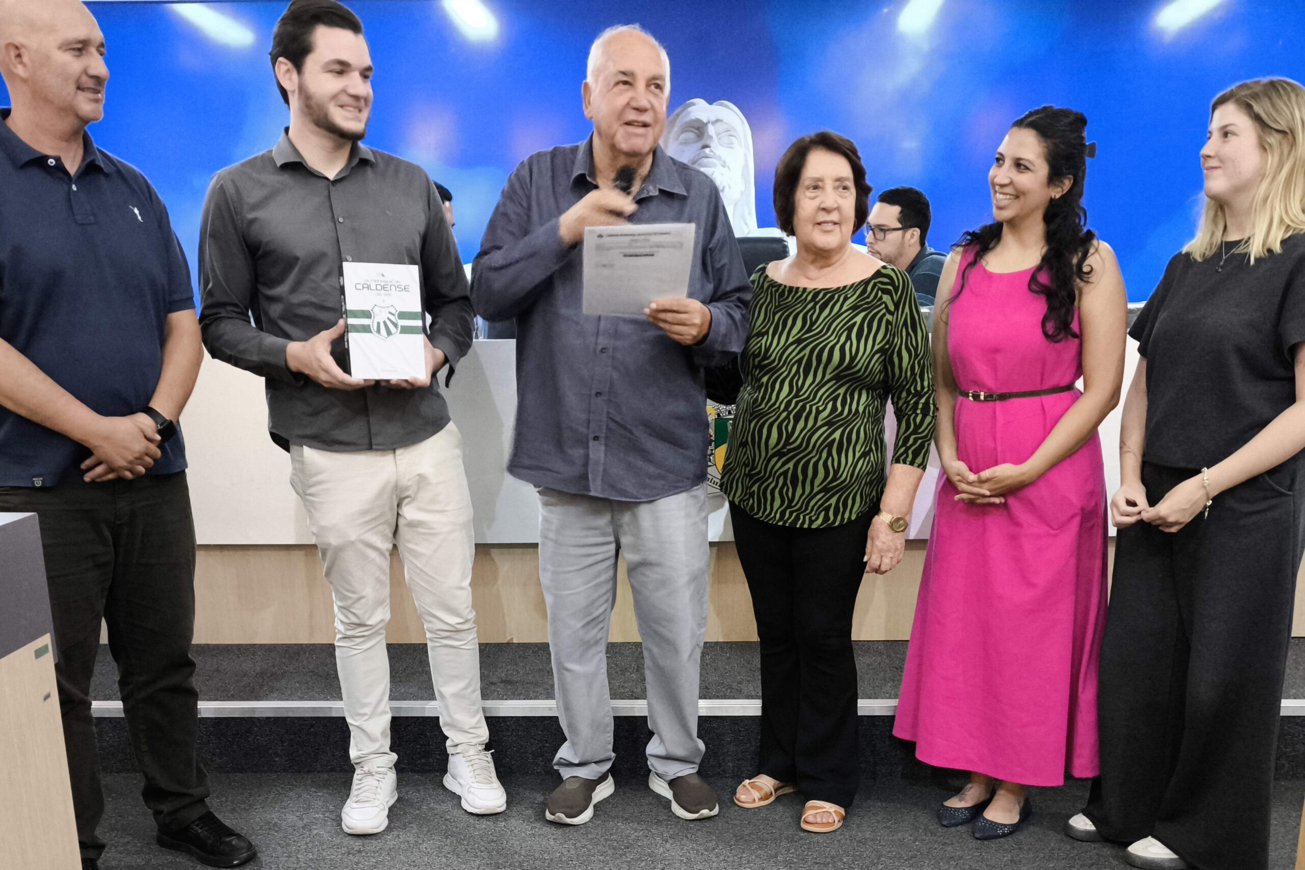 Renan Muniz recebe Votos de Congratulações da Câmara Municipal pelo Almanaque da Caldense