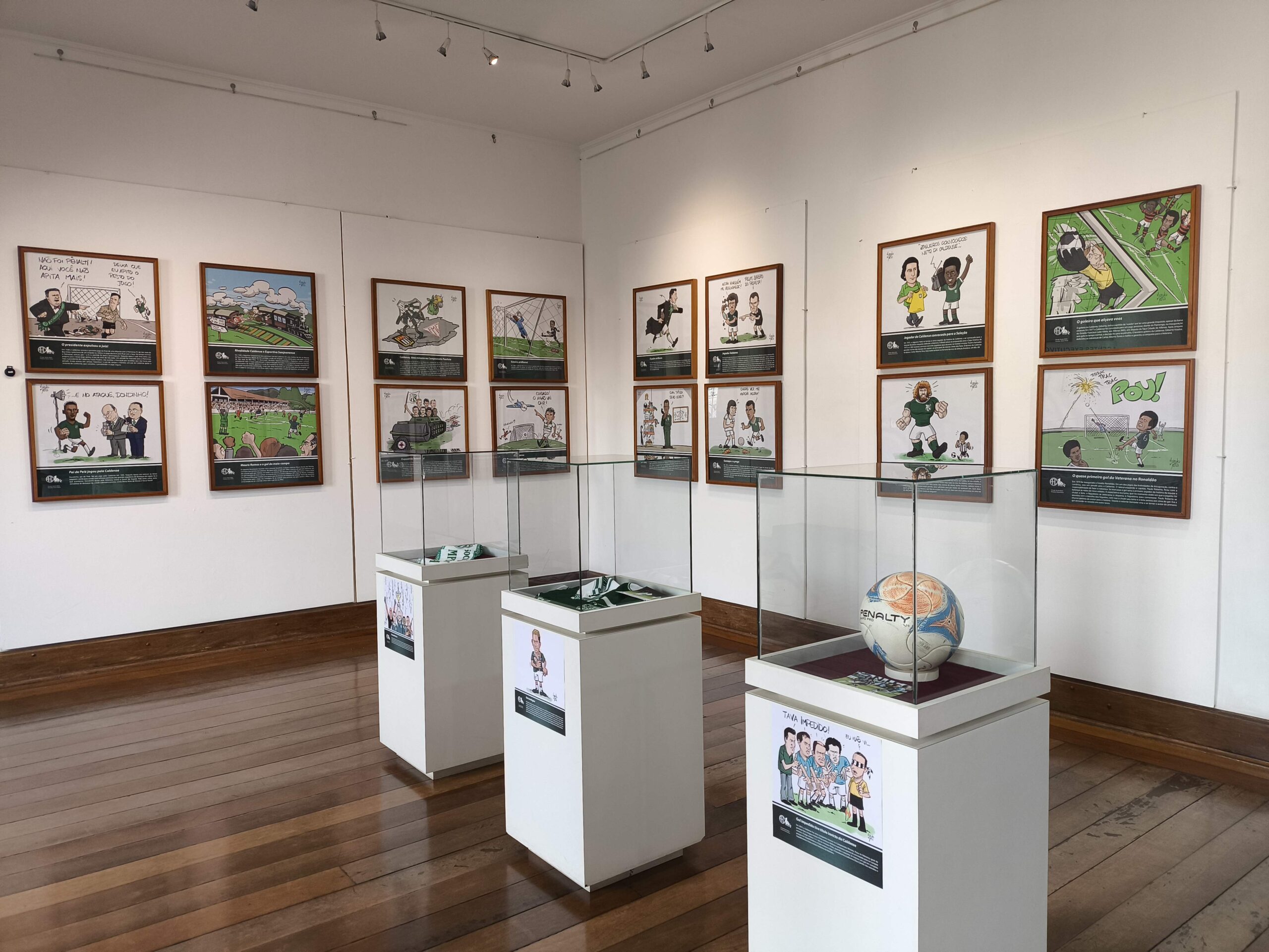 Caldense abre exposição no Museu de Poços com charges de fatos curiosos da história centenária