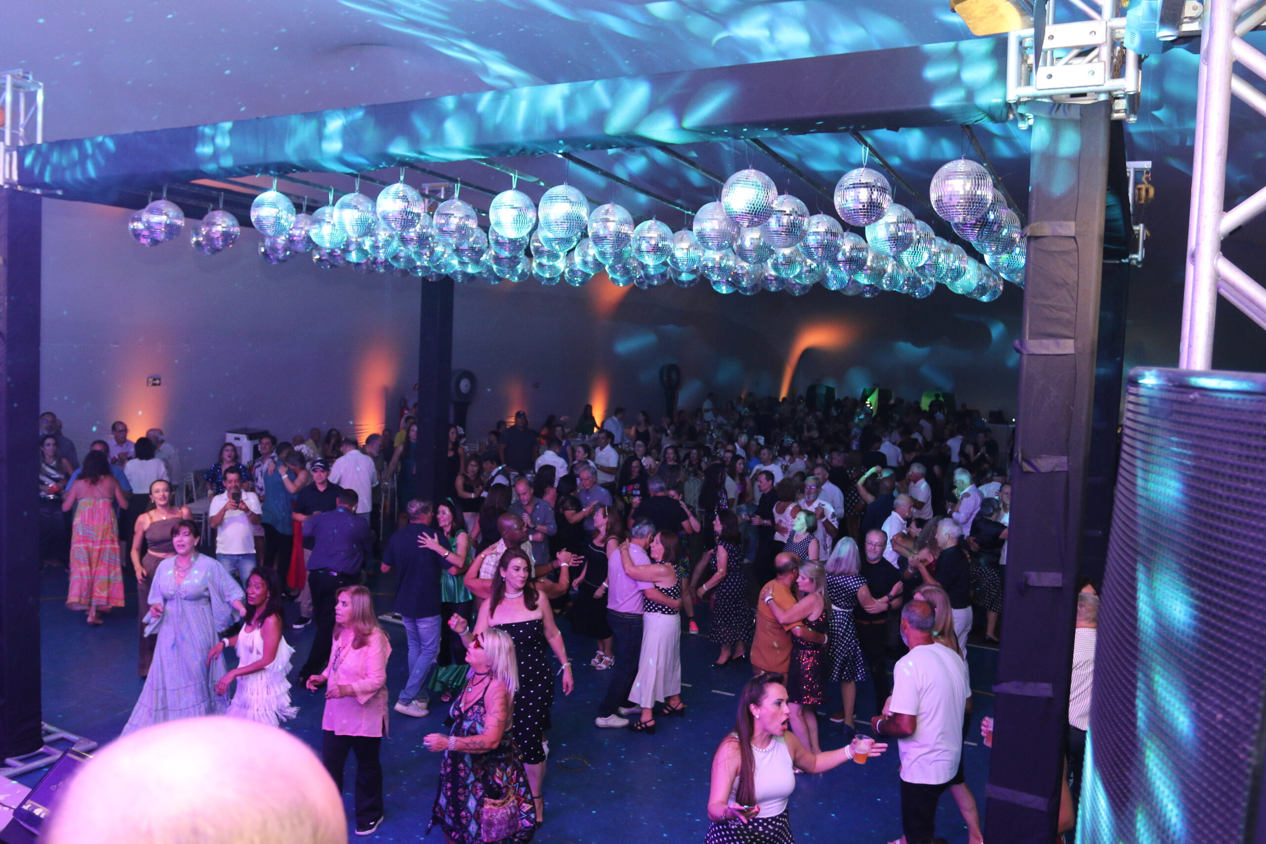 Festa Anos Dourados encerra comemorações do Centenário da Caldense com glamour e casa cheia
