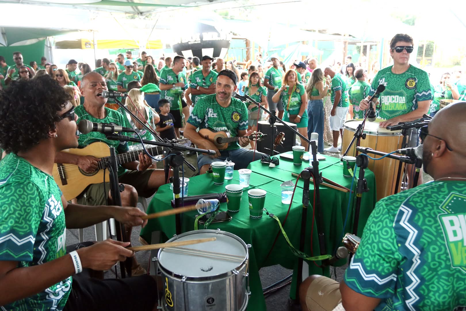 Bloco da Veterana anima tarde de sábado na Caldense com samba, pagode e estrutura completa