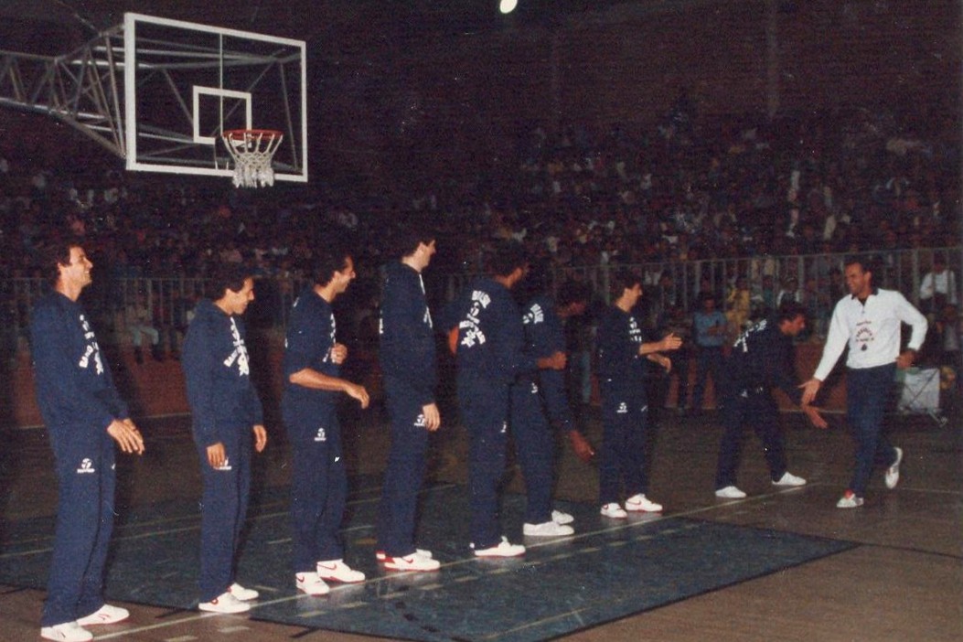 Oscar Schmidt esteve em Poços com a Seleção Brasileira de Basquete em 1988 e visitou a Caldense