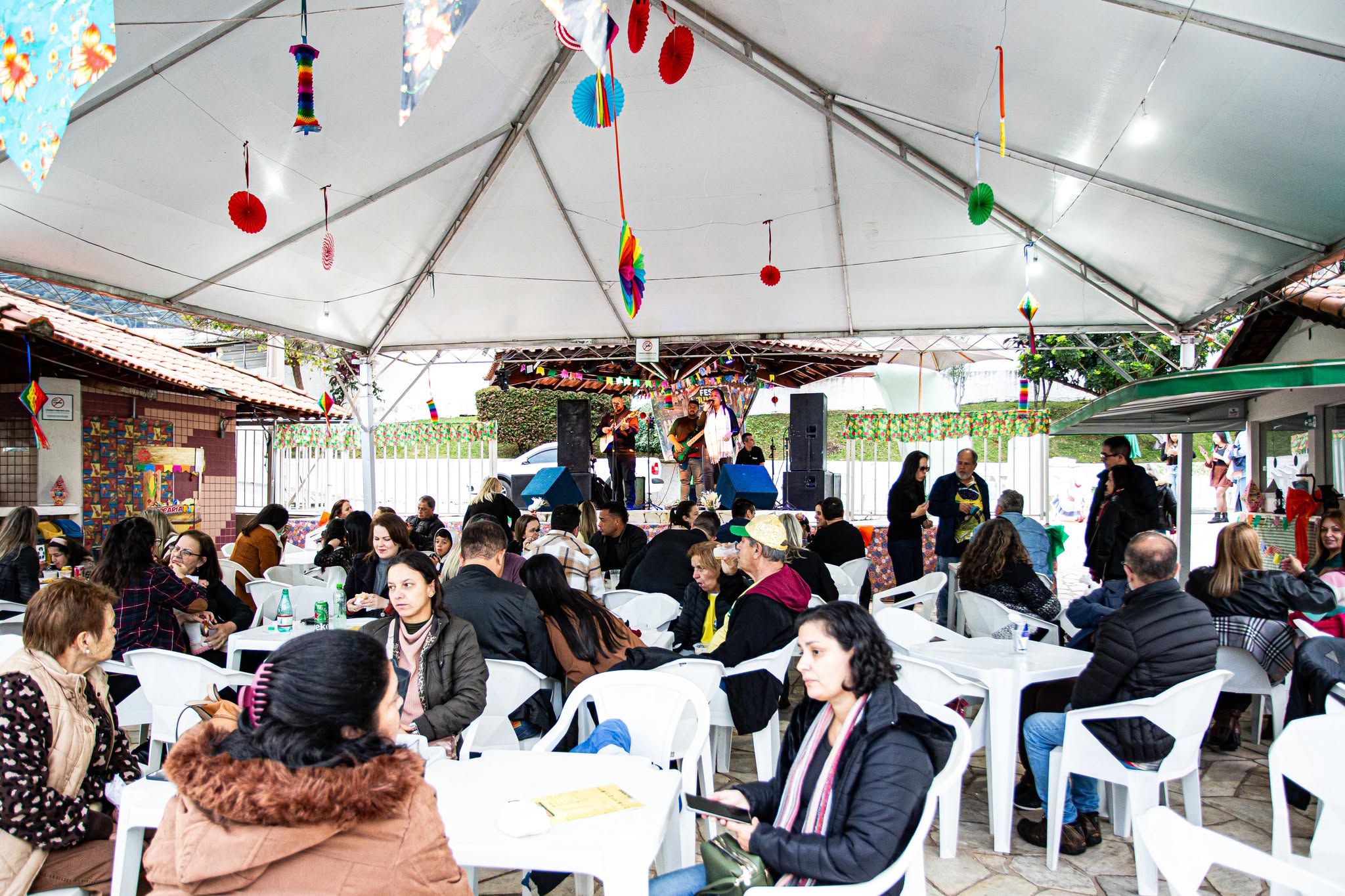 Arraiá da Caldense reúne associados com diversão, música e solidariedade