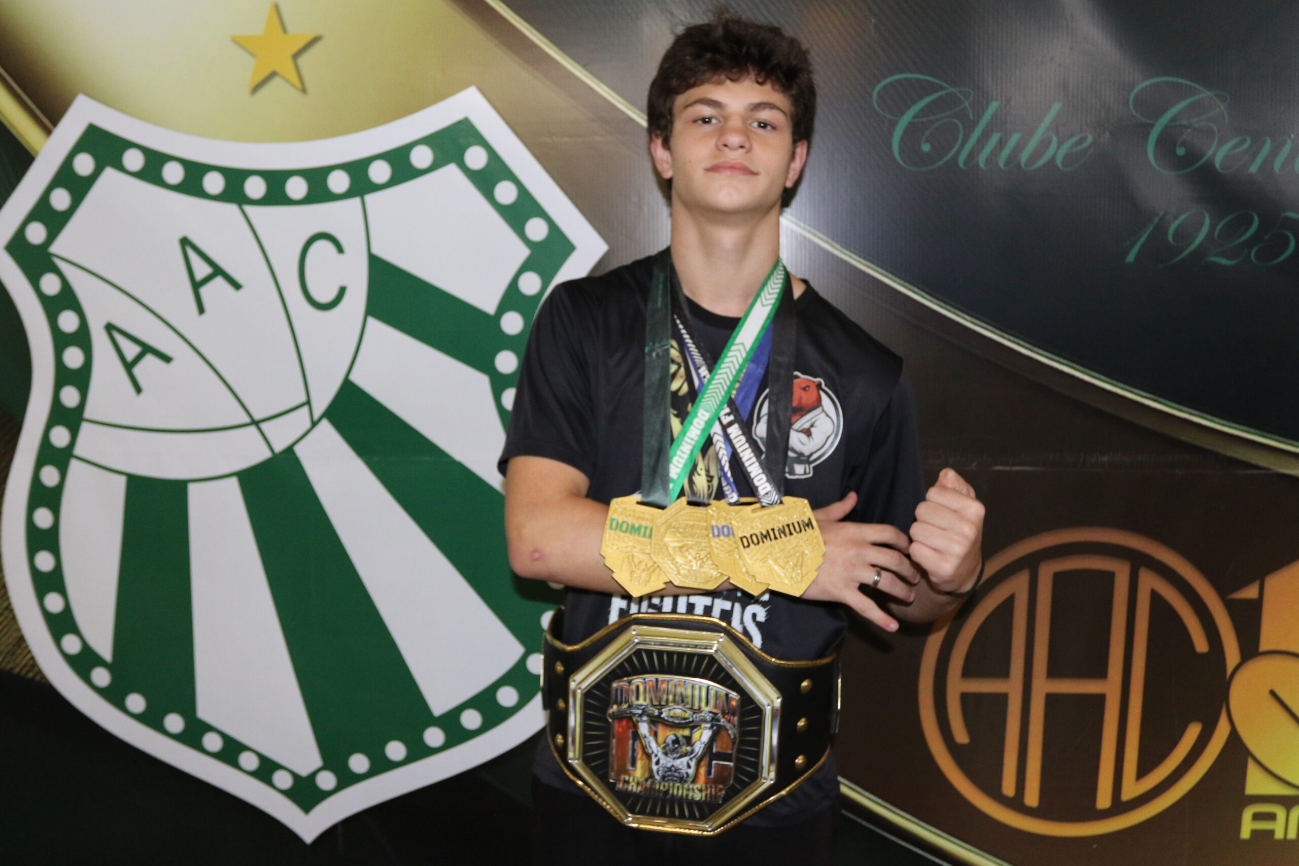 Gabriel Zaidan conquista título nacional de kickboxing e traz cinturão do Dominium Fighter MMA para Poços