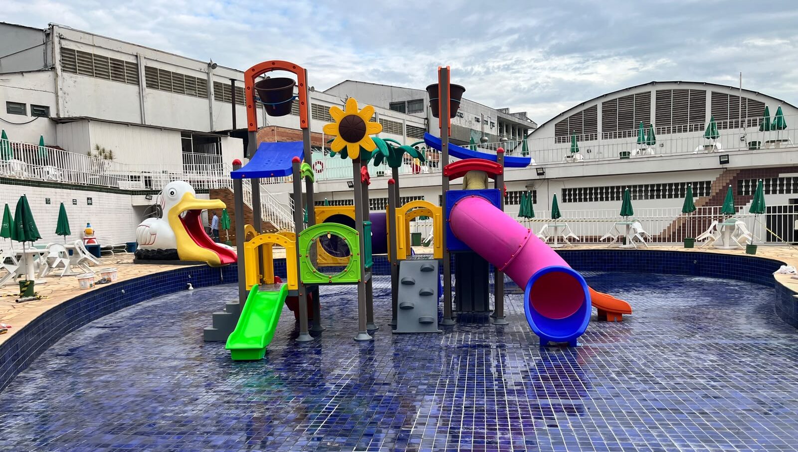Novidade na piscina infantil: Caldense instala novo playground no complexo aquático