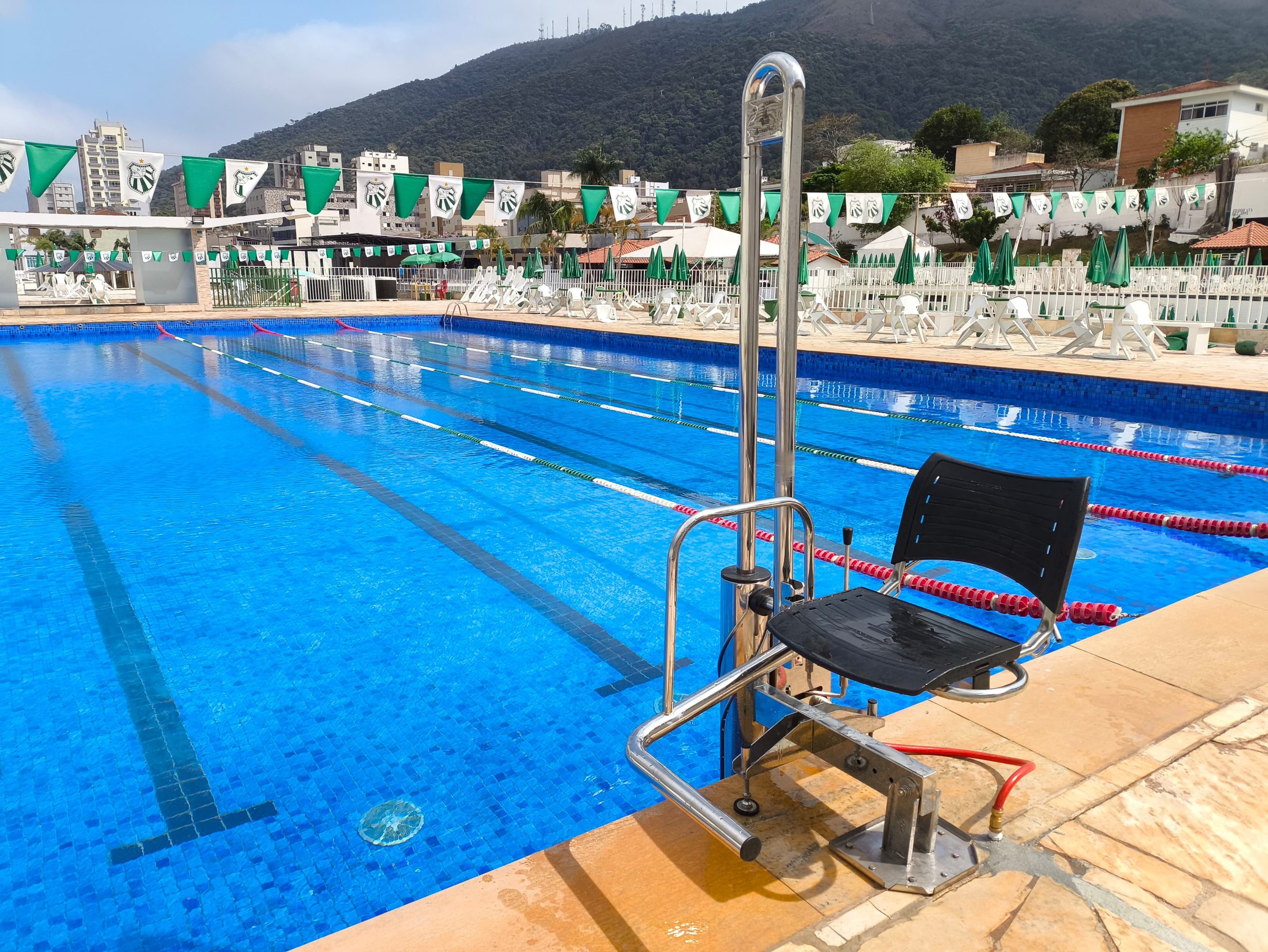 Caldense instala cadeira hidráulica na piscina para oferecer maior acessibilidade aos associados