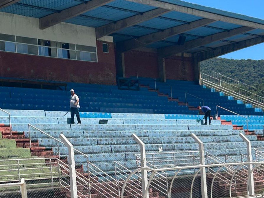 Pintura do Ronaldão está sendo revitalizada e gramado recebe adubação