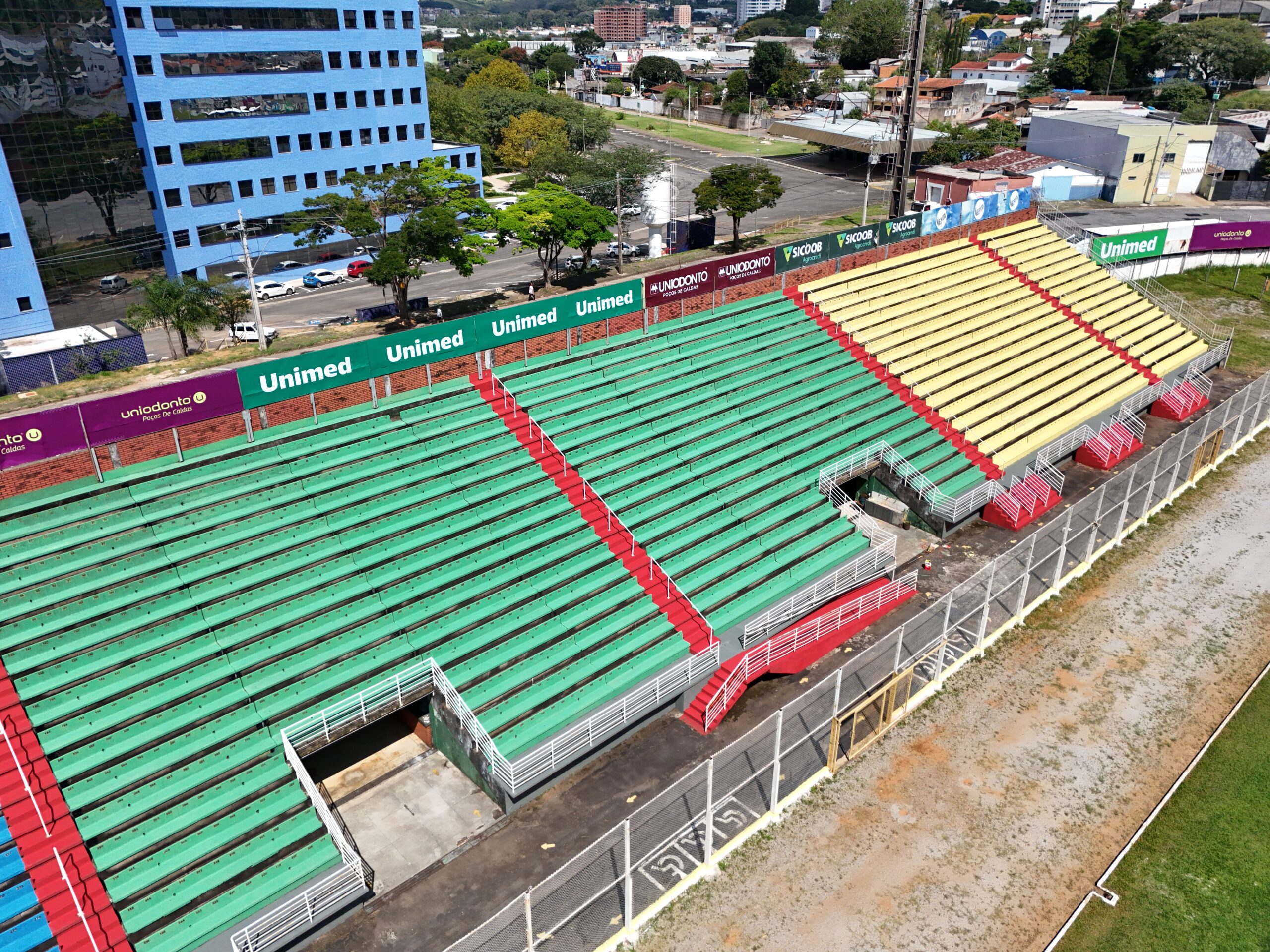 Arquibancada descoberta estará disponível na estreia da Caldense e ingressos terão preços acessíveis