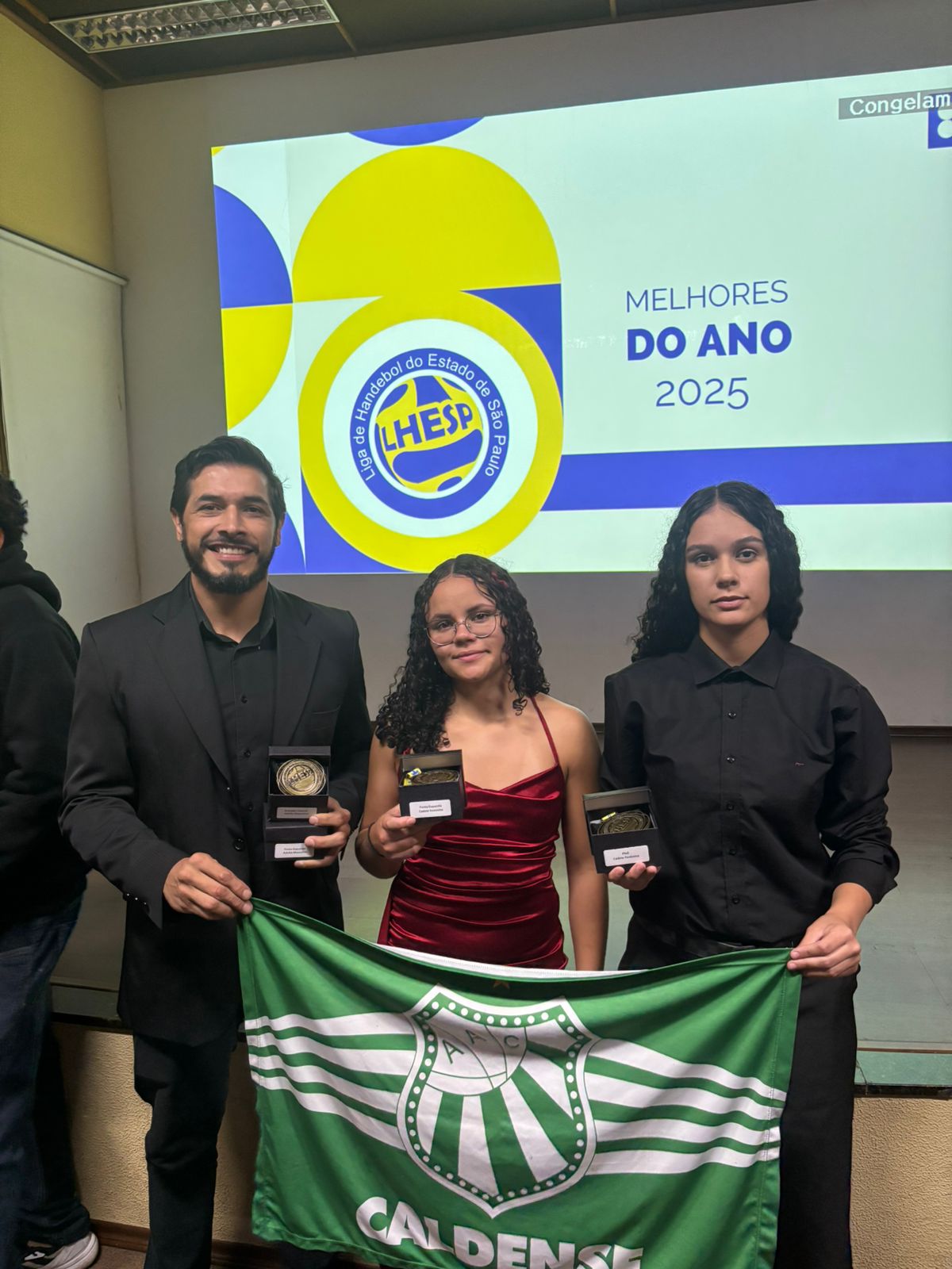 Quatro atletas do handebol da Caldense recebem prêmio de Melhores do Ano da LHESP