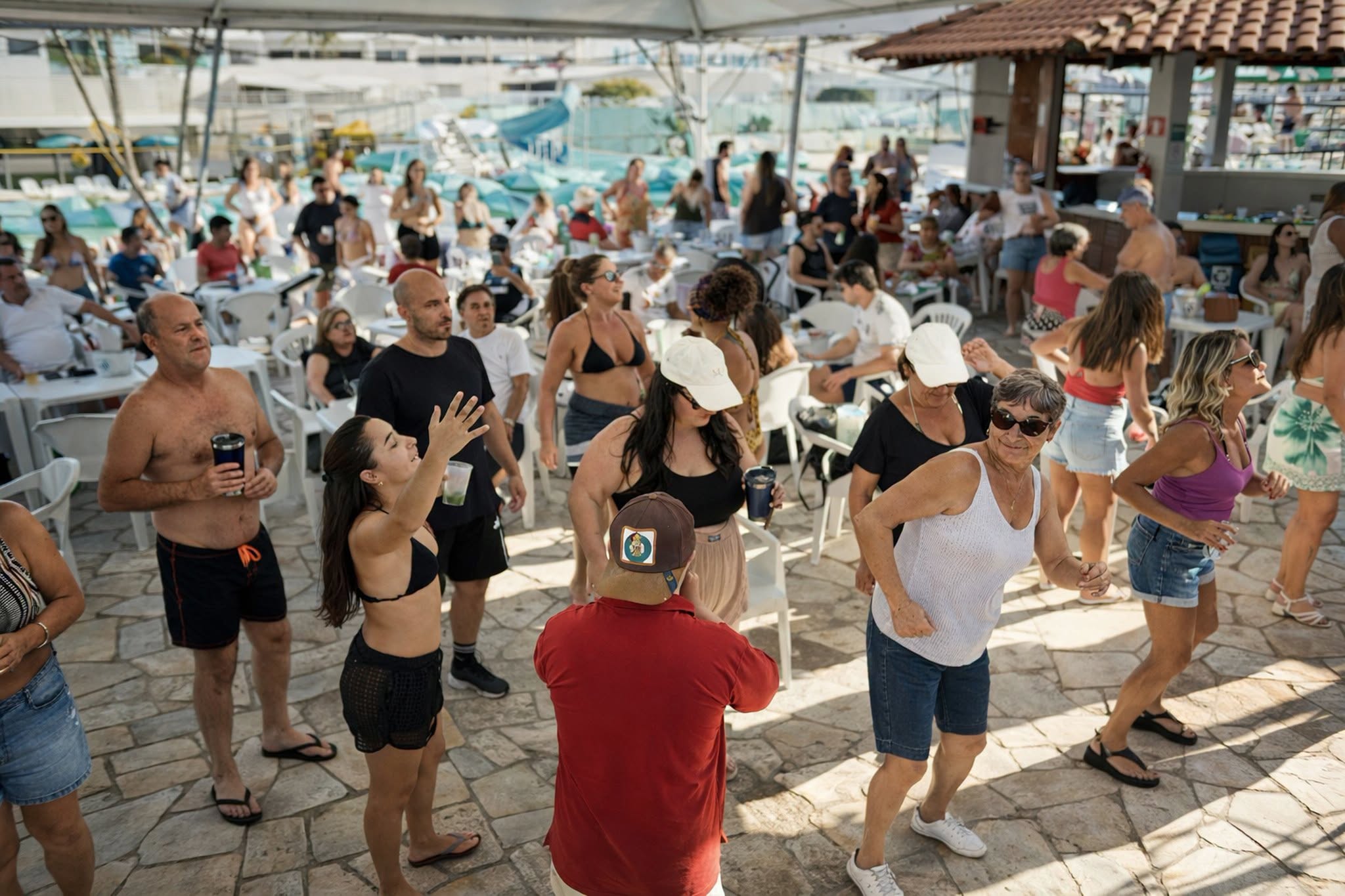 Club 100 Bar e Restaurante da Caldense reúne grande público em domingo especial com gastronomia e roda de samba