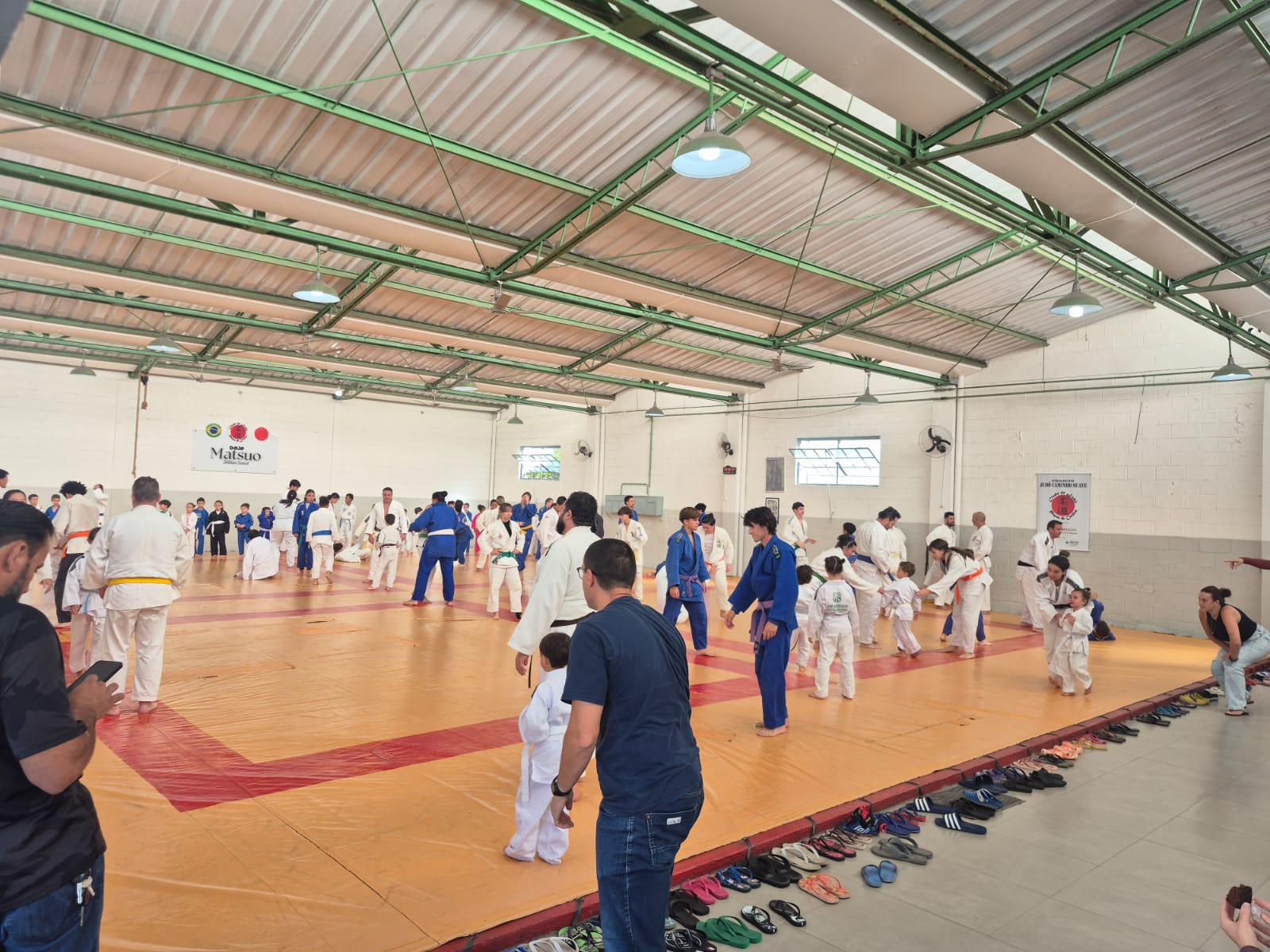 Treino conjunto reúne cerca de 100 judocas em Poços de Caldas