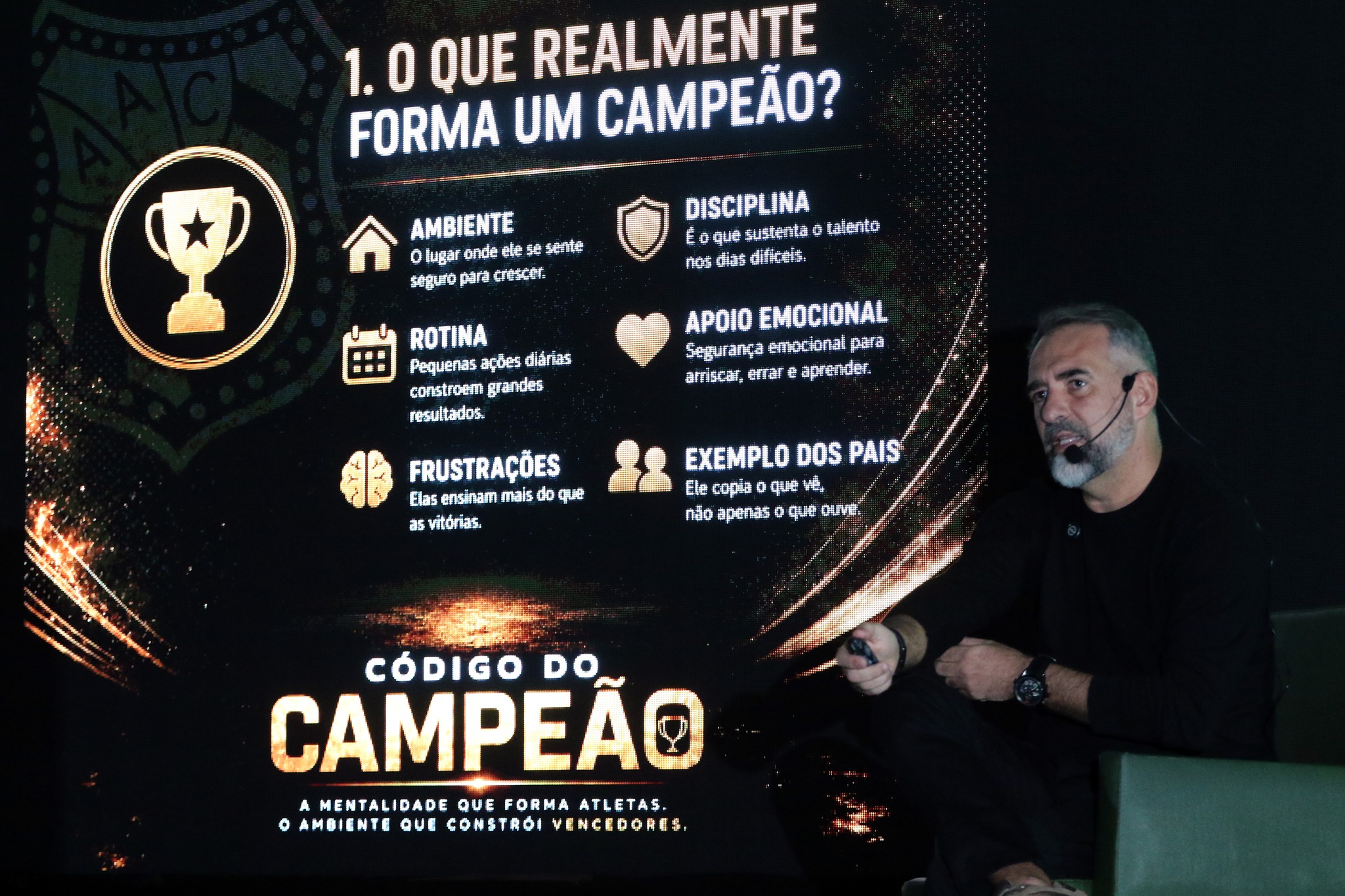 Palestra “Código do Campeão” reúne pais, atletas e professores na Caldense