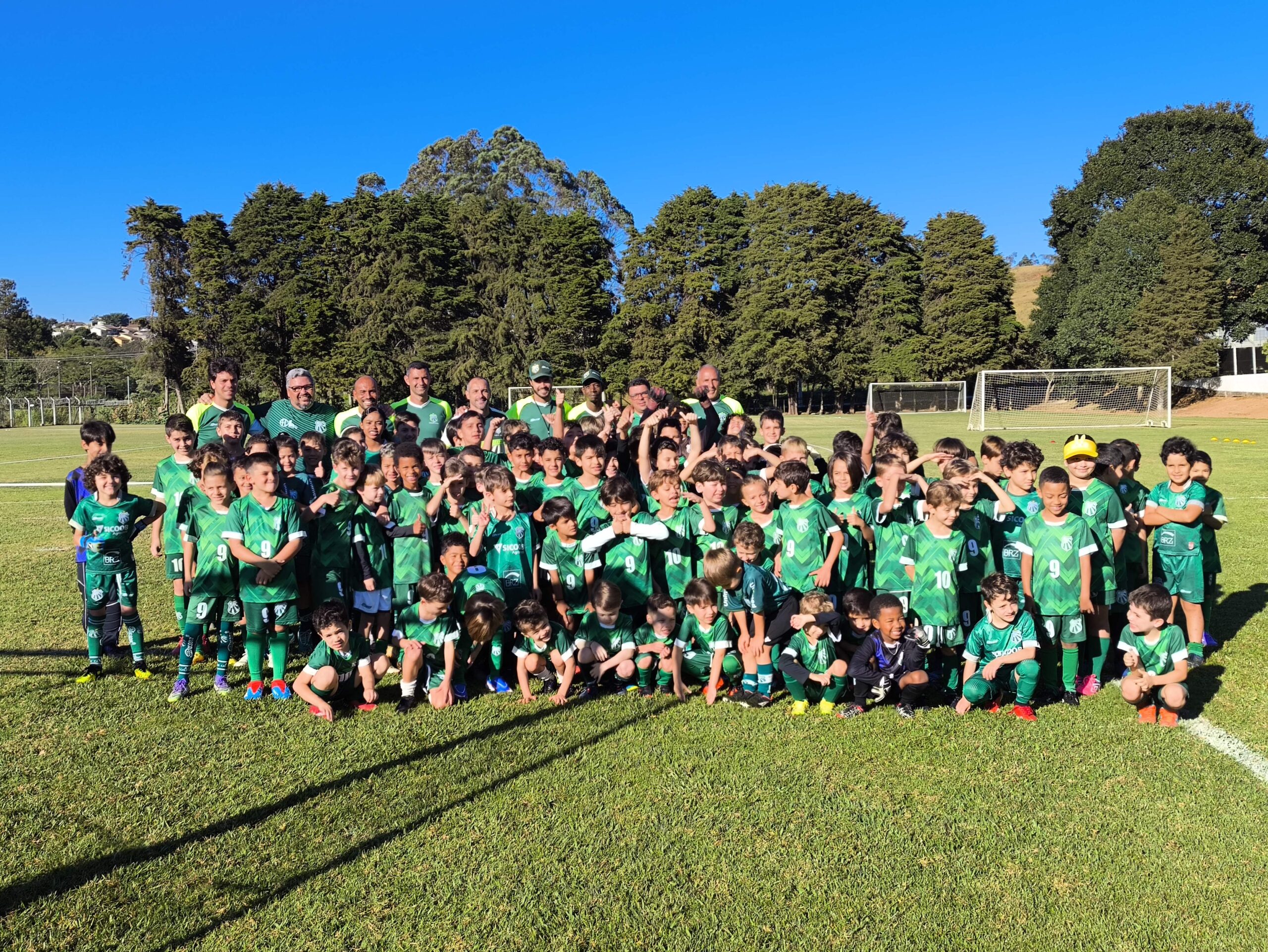 Ninho dos Periquitos recebe visita de crianças das escolinhas de futsal e futebol society da Caldense