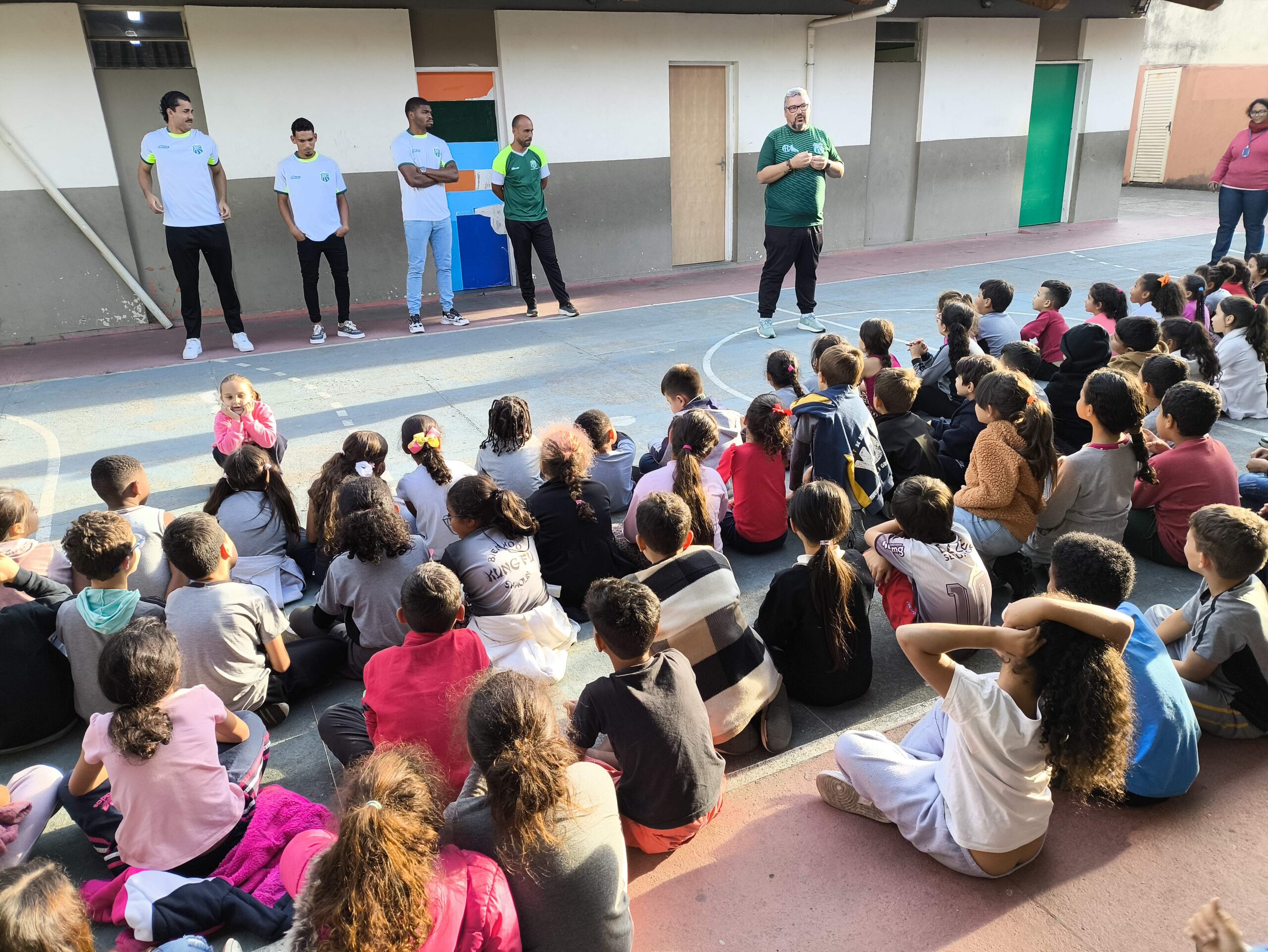 Jogadores da Caldense visitam escola de Poços