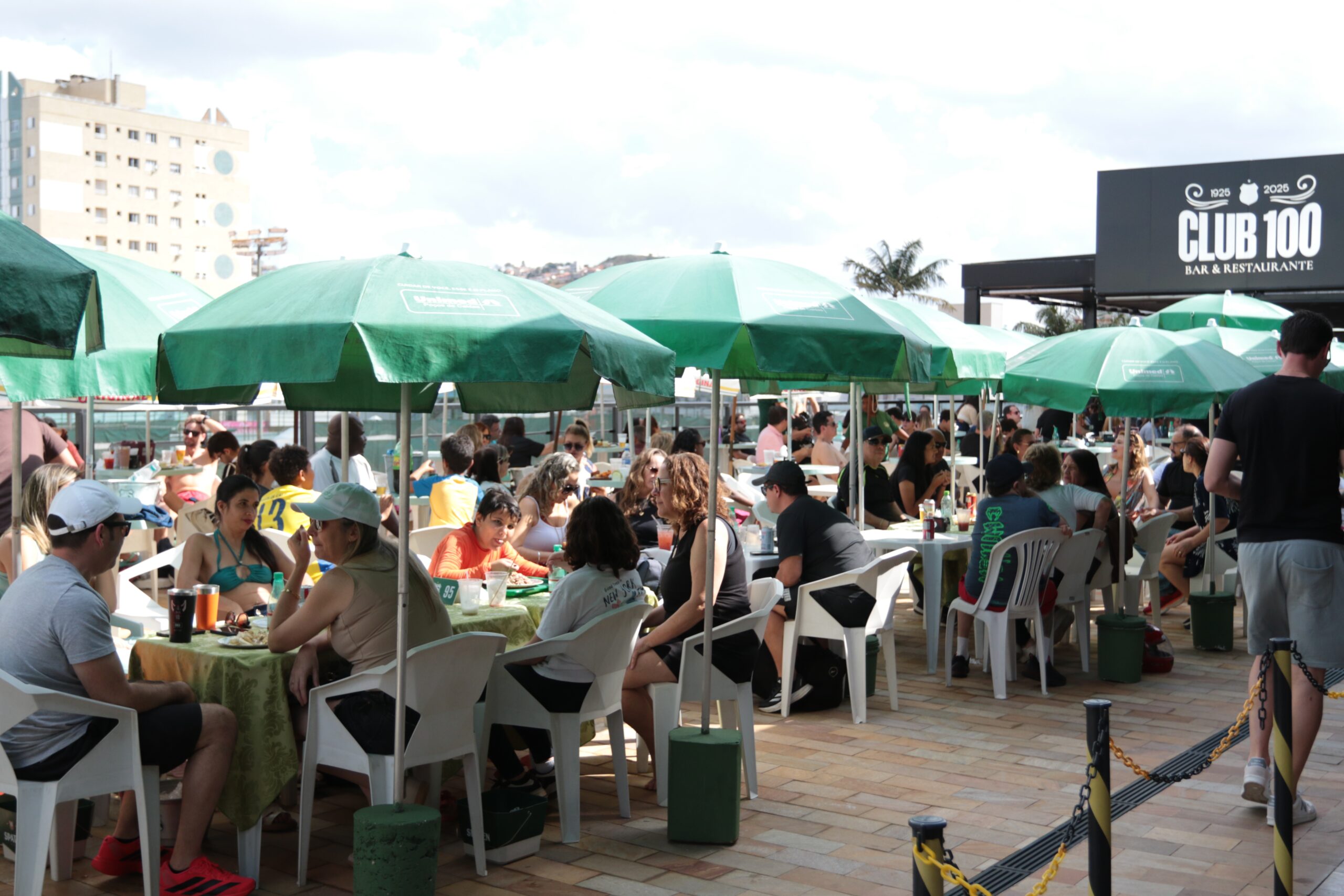 Tardezinha com feijoada reúne famílias e é sucesso no Club 100 Bar e Restaurante da Caldense