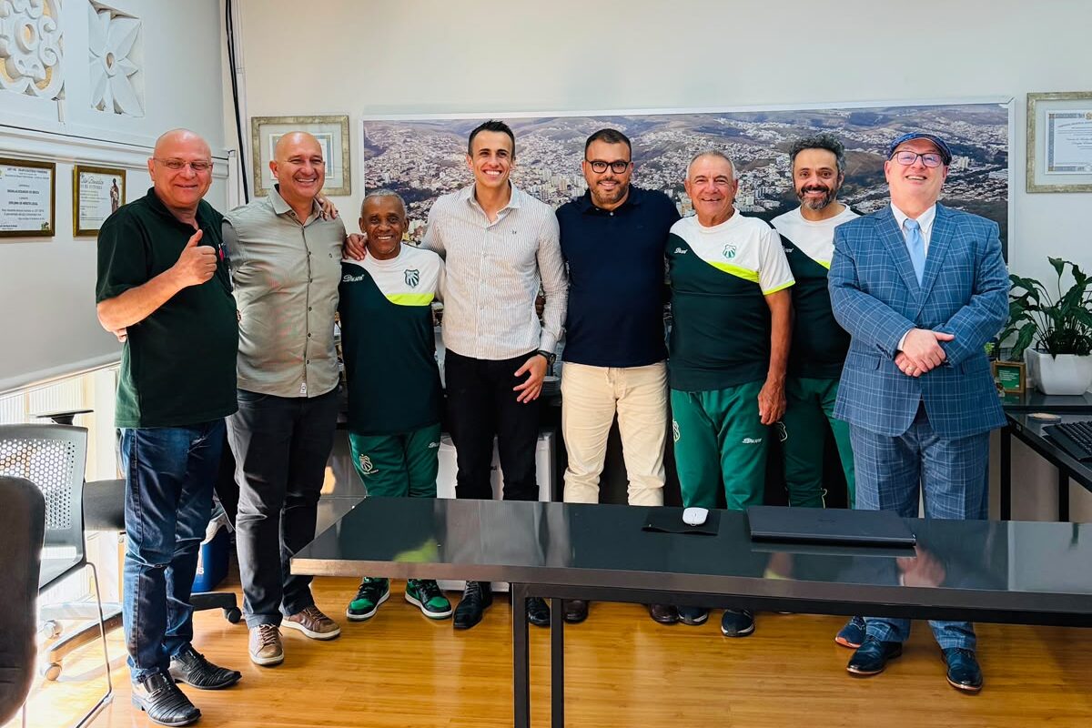 Representantes das categorias de base da Caldense visitam Câmara Municipal