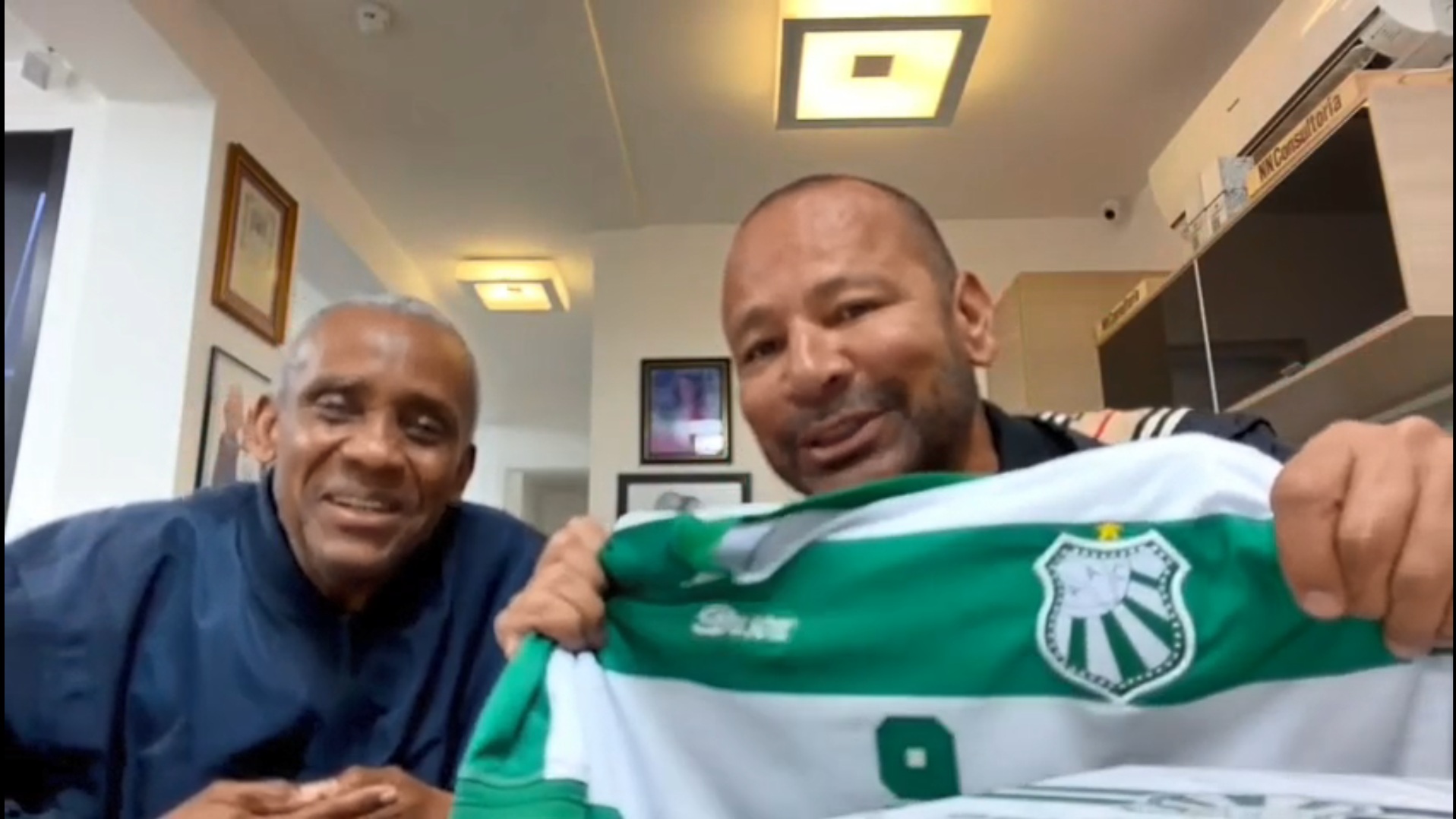 Pai de Neymar recebe visita de Juary e é presenteado com camisa e livro da Caldense
