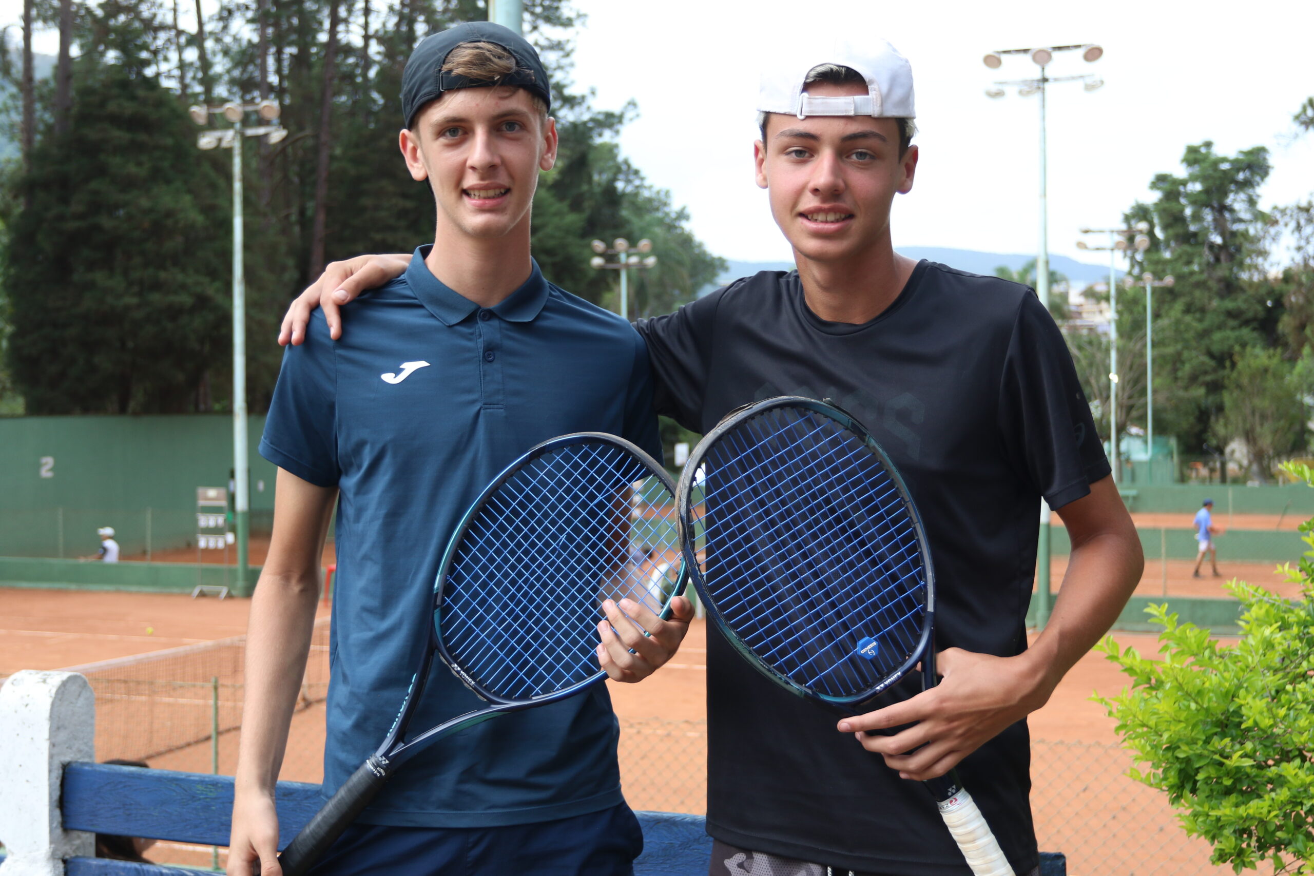 João Vicente, da Caldense, disputa Brasileiro Juvenil de Tênis em dupla com Matheus Vandenbroek, da SES